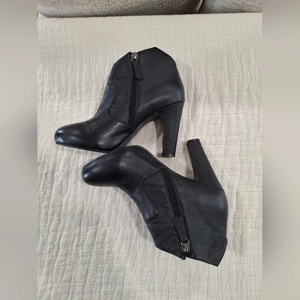Mojo Moxy Black Ankle Booties Leather Side Zipper